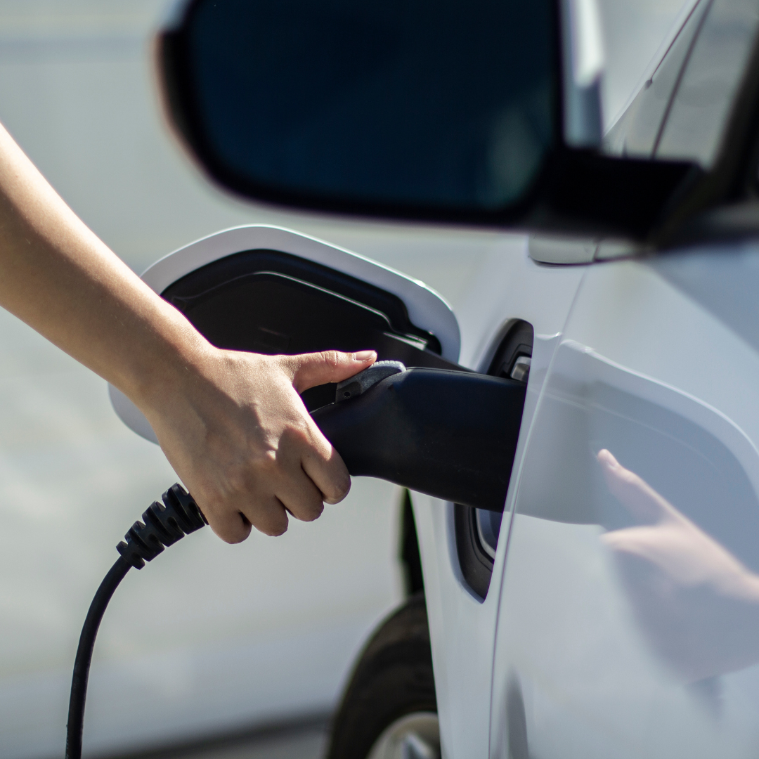 Blandade skattenyheter i regeringens godispåse – från dans till laddhybrider